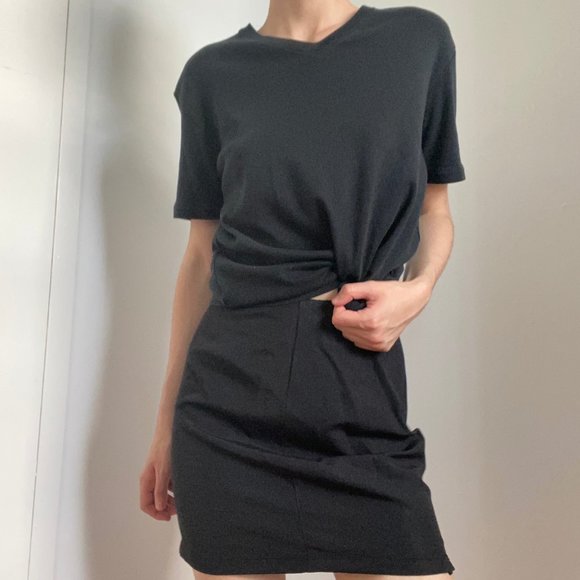 ♡ soft basic black v-neck tee ♡ - Picture 2 of 3